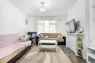 1 Acacia Avenue, photo 3