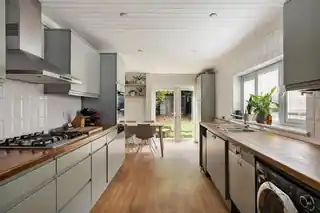 1 Etchingham Road, photo 3