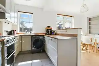 1 Hatfield Road, photo 2