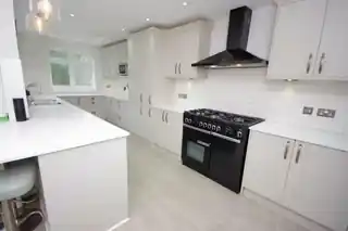 1 Holdenhurst Avenue, photo 3