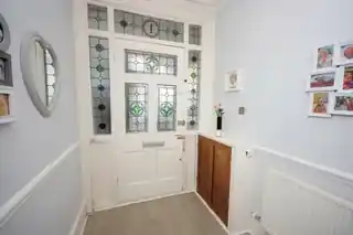 1 Holdenhurst Avenue, photo 4