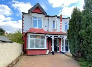 1 Holdenhurst Avenue, photo 2