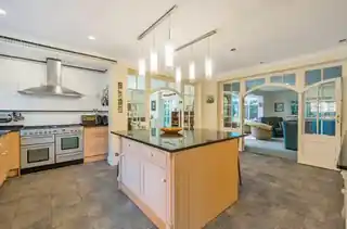 1 Overhill Road, photo 2