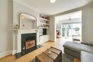 1 Woodland Way, photo 2