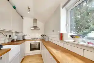 1 Woodland Way, photo 3