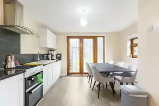 1 Yews Avenue, photo 2
