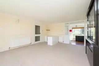 10 Basinghall Gardens, photo 4