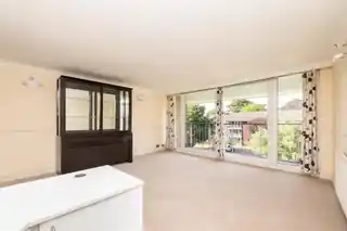 10 Basinghall Gardens, photo 2