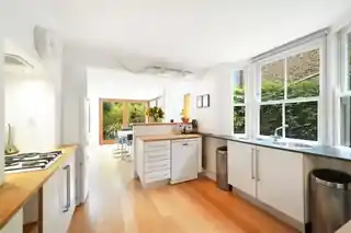 10 Beversbrook Road, photo 2