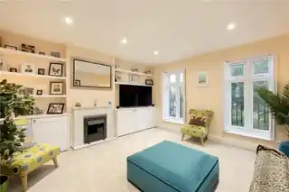 10 Bevin Square, photo 2