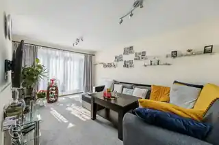 10 Brentmead Close, photo 3