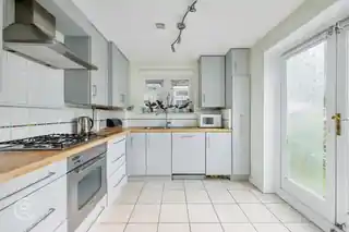10 Brentmead Close, photo 2