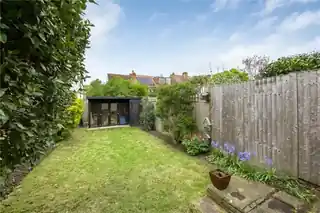 10 Coombe Gardens, photo 3