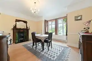 10 Dalmeny Road, photo 2