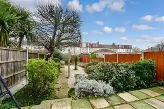 10 Downshall Avenue, photo 2