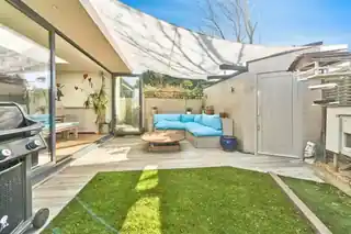 10 Garden Close, photo 2