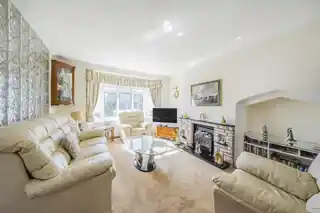 10 Garth Close, photo 2