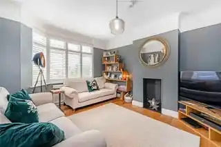 10 Heatham Park, photo 3