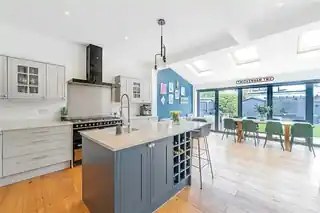 10 Heatham Park, photo 4