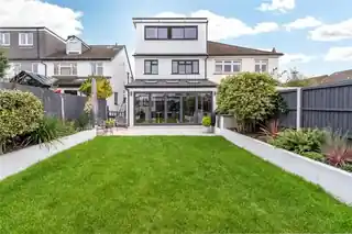 10 Heatham Park, photo 2