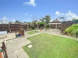 10 Leechcroft Avenue, photo 3