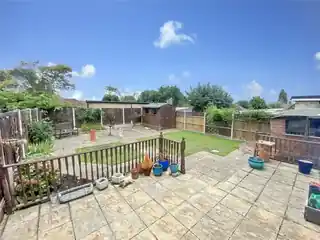 10 Leechcroft Avenue, photo 2
