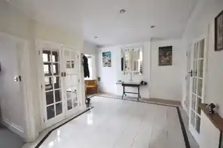 10 Manor Hall Drive, photo 2
