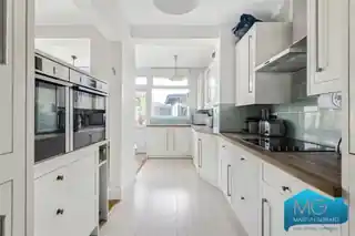 10 Maxwelton Close, photo 2