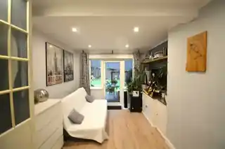 10 North Hyde Lane, photo 2