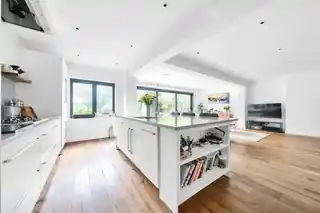 10 Parkfield Gardens, photo 4
