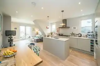 10 Tenham Avenue, photo 2