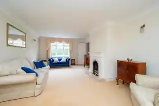 10 Wellfield Gardens, photo 2
