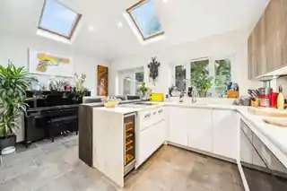 10 Winchendon Road, photo 2