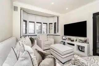 100 Amery Gardens, photo 3
