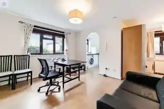 100 Dalrymple Close, photo 3