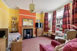 100 Harpenden Road, photo 4
