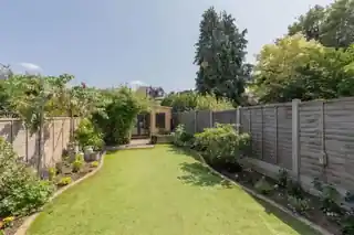 100 Harpenden Road, photo 2
