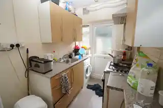 100 Stanley Avenue, photo 4