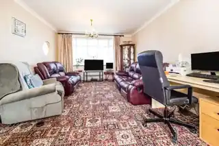 101 Collier Row Road, photo 2