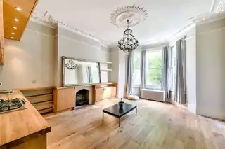 102 Jerningham Road, photo 2