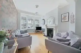 102 Montpelier Gardens, photo 2
