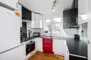 102 Onslow Gardens, photo 3
