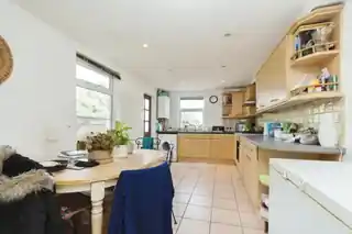 102 Queen Mary Road, photo 2