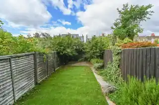 105 Hartswood Road, photo 2