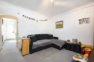 105 Mayplace Road West, photo 2