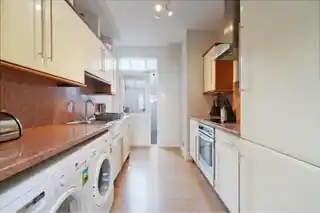 106 Elthorne Avenue, photo 4