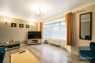 107 Fairmead Crescent, photo 3