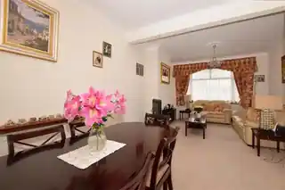 107 Gantshill Crescent, photo 3