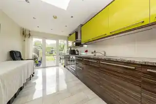 108 Durnsford Road, photo 3