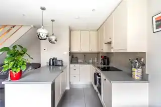 108 Estreham Road, photo 3